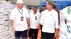 Direktur Utama Perum Bulog Bayu Krisnamurthi bersama Presidn Jokowi saat meninjau gudang Bulog di Sulteng. (Instagram.com @perum.bulog)