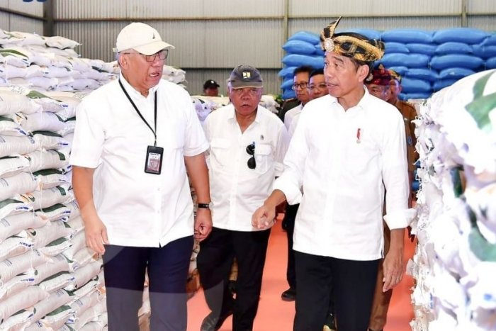 Direktur Utama Perum Bulog Bayu Krisnamurthi bersama Presidn Jokowi saat meninjau gudang Bulog di Sulteng. (Instagram.com @perum.bulog)