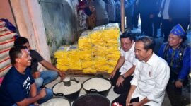 Presiden Joko Widodo ditemani Kepala Bapanas Arief Prasetyo Adi mengunjungi Pasar Lacaria, di Kabupaten Kolaka Utara, Provinsi Sulawesi Tenggara. (Dok. Tim Komunikasi Bapanas)