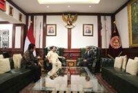 Menteri Pertahanan RI Prabowo Subianto menerima kunjungan Menteri Badan Usaha Milik Negara (BUMN) Erick Thohir dan pendiri Emaar Properties. (Dok. Tim Media Prabowo)