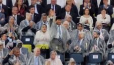 Menteri Pertahanan RI sekaligus Presiden terpilih Prabowo Subianto, lambaikan tangan dan beri semangat ke arah para atlet dan kontingen Indonesia saat menghadiri acara pembukaan Olimpiade Paris 2024. (Dok. Tim Media Prabowo Subianto)