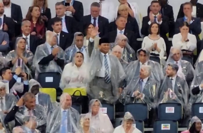 Menteri Pertahanan RI sekaligus Presiden terpilih Prabowo Subianto, lambaikan tangan dan beri semangat ke arah para atlet dan kontingen Indonesia saat menghadiri acara pembukaan Olimpiade Paris 2024. (Dok. Tim Media Prabowo Subianto)