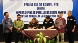 MoU antara Bulog Wilayah NTB dengan peternak rakyat yang tergabung dalam Pinsar Petelur Nasional (PPN) pada Senin (22/7/2024) di Mataram, Nusa Tenggara Barat. (Dok. Tim Komunikasi Bapanas)