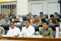 Kepala Bapanas Arief Prasetyo Adi (Kanan) dan jajaran Kementerian Pertanian dalam Rapat Kerja dengan Komisi IV DPR RI di Jakarta, Senin (26/8/2024). (Dok. Tim Komunikasi Bapanas) 