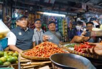 Deputi Kerawanan Pangan dan Gizi Bapanas Nyoto Suwignyo meninjau Pasar Tambun, Bekasi, Jawa Barat. (Dok. Tim Komunikasi Bapanas)