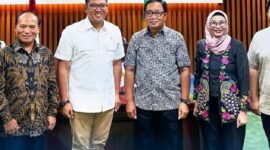 Direktur Utama PT Rajawali Nusantara Indonesia (Persero)/ID FOOD Sis Apik Wijayanto melakukan pertemuan dengan Wakil Menteri Pertanian RI Sudaryono. (Dok. idfood.co.id)