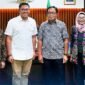 Direktur Utama PT Rajawali Nusantara Indonesia (Persero)/ID FOOD Sis Apik Wijayanto melakukan pertemuan dengan Wakil Menteri Pertanian RI Sudaryono. (Dok. idfood.co.id)