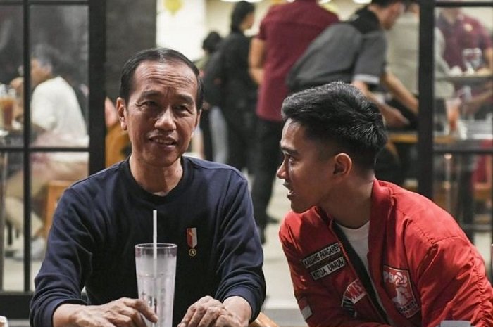 Presiden Jokowi bersama putra bungsunya Kaesang Pangarep. (Facebook.com @Kaesang Pangarep)