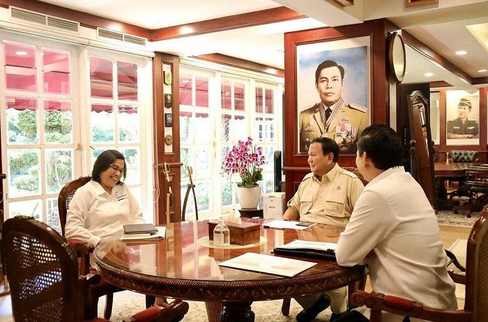 Menteri Keuangan Sri Mulyani Indrawati bersama Wakil Menteri Keuangan II Thomas Djiwandono menemui Presiden terpilih Prabowo Subianto. (Facebook.com @Sri Mulyani Indrawati)