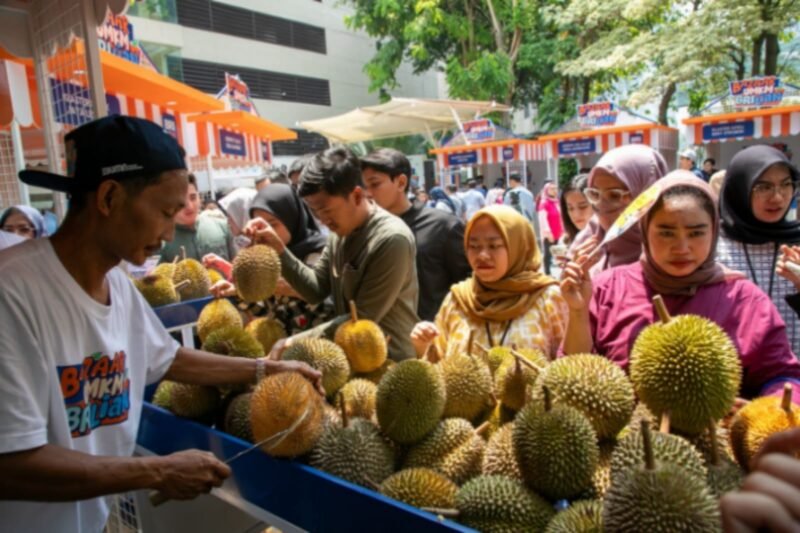 Kelompok Klaster Durian Lemahabang saat mengikuti Bazaar UMKM BRILian di Kantor Pusat BRI, Jumat (18/10/2024). (Dok. BRI)