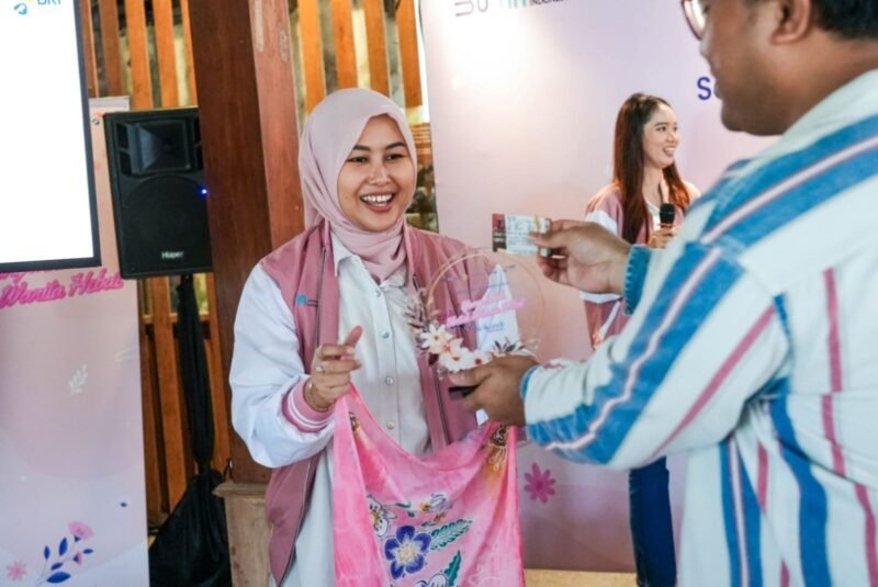 BRI Peduli berkaloborasi dengan Srikandi BRI menyalurkan bantuan kepada kelompok usaha wanita (Klaster Usaha) Kebon Indah Jawa tengah. (Dok. BRI).