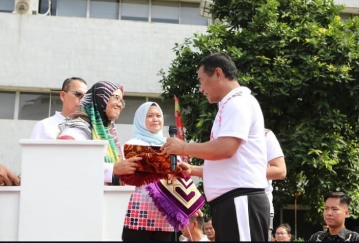 Menteri Pertanian Andi Amran Sulaiman membagikan sajadah dan tikus kepada sejumlah staf, saat peringatan Hari Antikorupsi Sedunia 2024 di Lapangan Kantor Pusat Kementan, Jakarta, pada Jumat (13/12/2024) pagi. (Instagram.com/@a.amran_sulaiman)