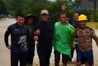 Menteri Pertanian (Mentan) Andi Amran Sulaiman melakukan perjalanan darat meninjau lokasi pertanian terdampak longsor dan banjir di Sulawesi. (Dok. pertanian.go.id)