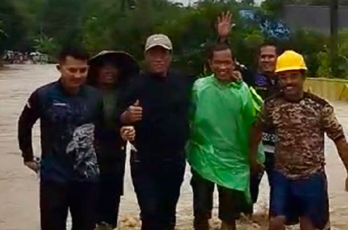 Menteri Pertanian (Mentan) Andi Amran Sulaiman melakukan perjalanan darat meninjau lokasi pertanian terdampak longsor dan banjir di Sulawesi. (Dok. pertanian.go.id)