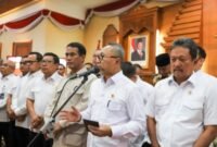 Mentan Amran dalam Rapat Koordinasi Bidang Pangan bersama Menteri Koordinator Bidang Pangan, Zulkifli Hasan (Zulhas), di Gedung Negara Grahadi, Surabaya. (Dok. Kementerian Pertanian)