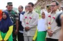 Menteri Pertanian, Andi Amran Sulaiman, bersama Wakil Menteri Dalam Negeri, Bima Arya, melaksanakan panen padi menggunakan combine harvester di Kelurahan Tunjung, Kecamatan Burneh, Kabupaten Bangkalan, Jawa Timur. (Dok. Kementerian Pertanian)