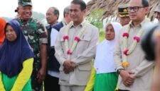 Menteri Pertanian, Andi Amran Sulaiman, bersama Wakil Menteri Dalam Negeri, Bima Arya, melaksanakan panen padi menggunakan combine harvester di Kelurahan Tunjung, Kecamatan Burneh, Kabupaten Bangkalan, Jawa Timur. (Dok. Kementerian Pertanian)