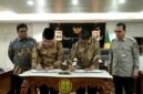 Menteri Pertanian Andi Amran Sulaiman dan Menteri Transmigrasi M Iftitah Sulaiman saat menandatangani kesepakatan Strategis di Kantor Pusat Kementerian Pertanian, Jakarta, Kamis (9/1/2025). (Dok. Kementan)