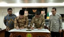 Menteri Pertanian Andi Amran Sulaiman dan Menteri Transmigrasi M Iftitah Sulaiman saat menandatangani kesepakatan Strategis di Kantor Pusat Kementerian Pertanian, Jakarta, Kamis (9/1/2025). (Dok. Kementan)