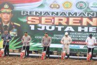 Menteri Pertanian dan Kapolri Jenderal Listyo Sigit Prabowo memimpin kegiatan tanam jagung serentak seluas 1 juta hektar yang melibatkan 19 provinsi di Indonesia. (Dok. Kementan).j