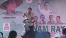 Wakil Menteri Pertanian Sudaryono saat menghadiri acara tanam padi perdana varietas unggul Gamagora 7 di Desa Pengembur, Kecamatan Pajut, Kabupaten Lombok Tengah, NTB, pada Senin, (6/1/2025). (Dok. Kementan)