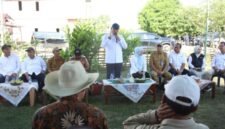 Wakil Menteri Pertanian Sudaryono, usai meninjau panen raya di Kabupaten Ogan Ilir, Sumatera Selatan, Senin (13/1/2025). (Dok. Kementerian Pertanian)