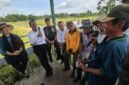 Ketua Komisi IV DPR RI Titiek Soeharto bersama Menteri Pertanian Andi Amran Sulaiman saat meninjau jalanya panen raya di Kabupaten Bantul, Rabu, 15 Januari 2025. (Dok. Kementerian Pertanian)