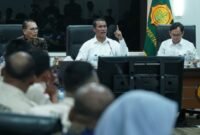 Menteri Pertanian Andi Amran Sulaiman saat menerima audiensi petani singkong dan industri tepung tapioka di Kantor Pusat Kementerian Pertanian, Jakarta Selatan, Jumat (31/1/2025). (Dok. Kementan)