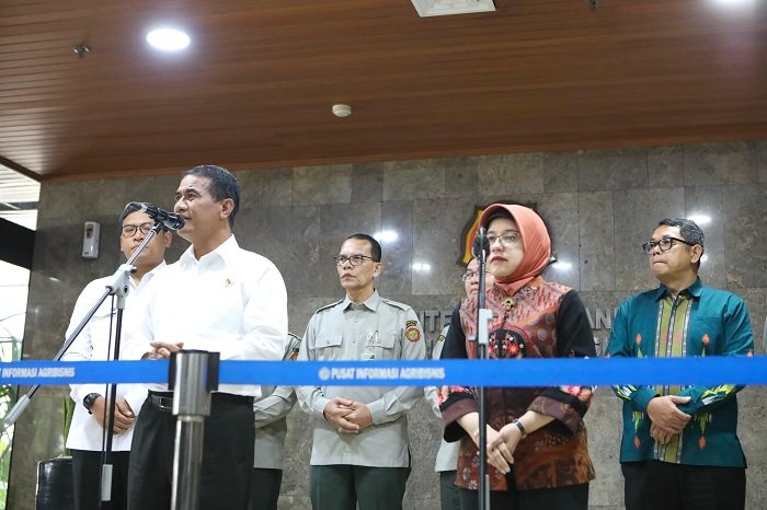 Plt. Kepala BPS, Amalia Adininggar Widyasanti, dan Mentan Andi Amran Sulaiman pada penandatanganan MoU antara Kementerian Pertanian dengan Badan Pusat Statistik di Kantor Pusat Kementan. (Dok Kementerian Pertanian)