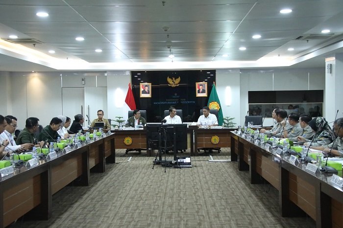 Menteri Pertanian (Mentan) Andi Amran Sulaiman memimpin Rapat Koordinasi Ketersediaan Bahan Pokok bersama kementerian, lembaga, dan BUMN Pangan, di Kantor Pusat Kementerian Pertanian (Kementan). (Dok. Kementan)