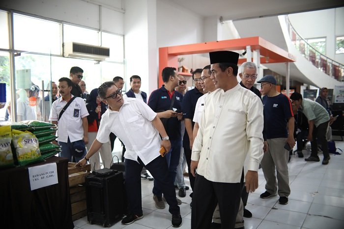 Menteri Pertanian (Mentan) Andi Amran Sulaiman saat memantau Operasi Pasar Pangan Murah di Kantor Pos Jakarta Timur. (Dok. Kementan)