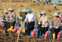 Acara penanaman jagung serentak di Desa Selojari, Grobogan. Dok. Kemenntan)

