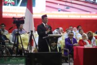 MENTERI Pertanian Andi Amran berbicara dalam acara wisuda Universitas Hasanuddin Makassar. (Dok. Kementan)