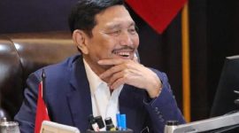 Luhut Pandjaitan memaparkan rencana gene bank kepada Presiden Prabowo di Jakarta. (Facebook.com @Luhut Binsar Pandjaitan)