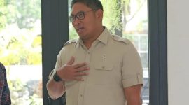Wamentan Sudaryono meninjau gudang Bulog untuk memastikan ketersediaan beras nasional aman. (Dok. Kementan)
