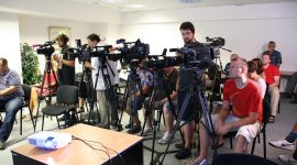 Jurnalis ekonomi menyiapkan liputan acara perusahaan dengan fokus pada data konkret. (Pixabay.com/ivanacoi)